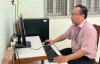 Ông Phan Trọng Hải - Phó Hiệu trưởng Trường THPT Nguyễn Huệ (Vĩnh Long) thực hiện thu thập minh chứng kiểm định chất lượng bằng phần mềm. Ảnh: NVCC